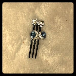 Hair pin with matching earrings💗